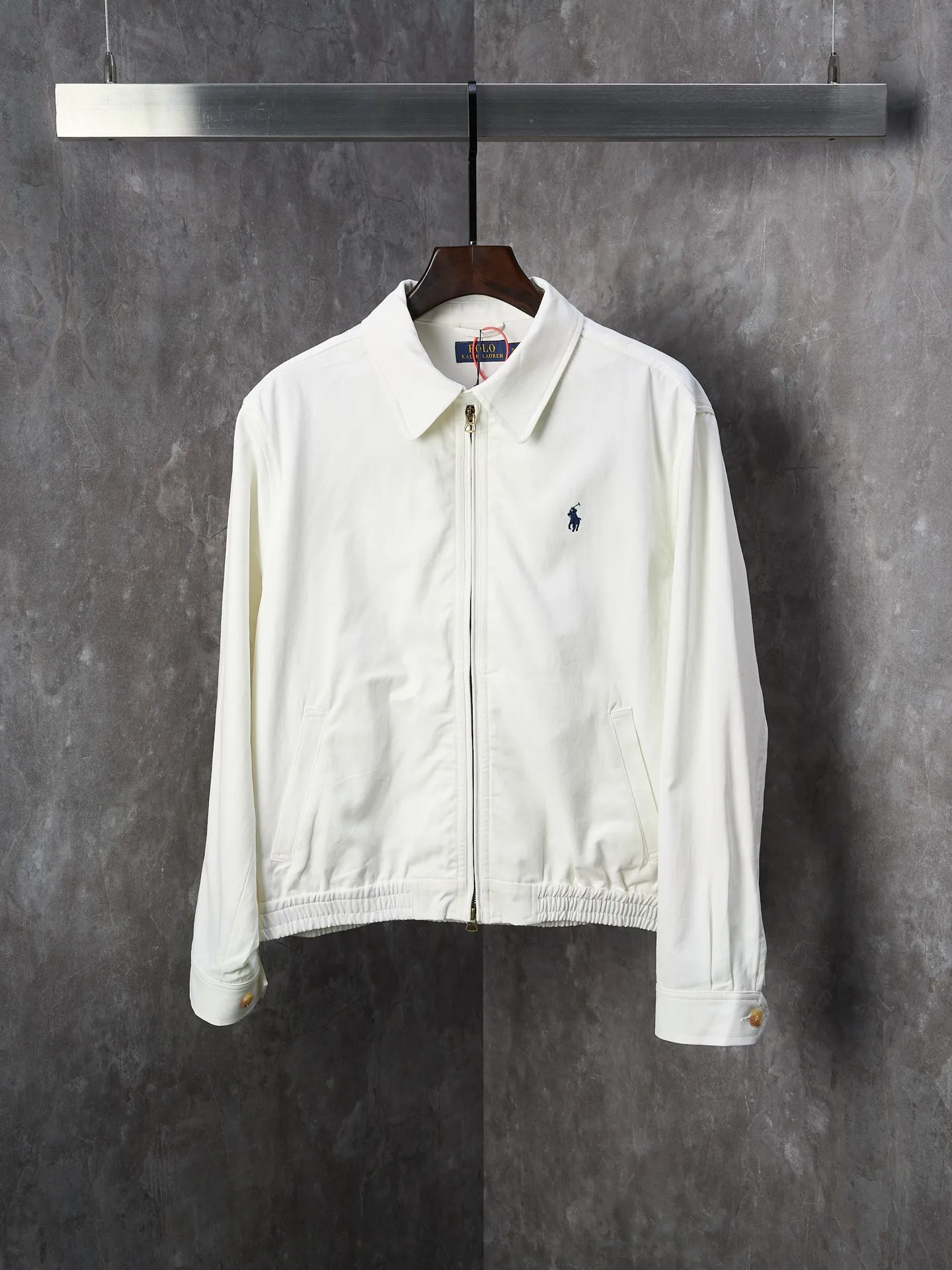P460 Actual auction] Ralph Lauren/Ralph Lauren blue pony logo embroidered zipper jacket [Ready stock] S M L XL custom cloud velvet white twill cotton, soft and silky, comfortable and skin-friendly. Dressed in pure white, it exudes an innate elegance. The exquisite indigo pony logo is embellished. Fully recognizable. With an atmosphere of freedom and vitality, a symphony of pure and smart colors, and a neat version to reconstruct the classics. Use versatile genes to define modern relaxation. Use imported machine embroidery technology. Use advanced computer control systems and precision mechanical components to achieve iconic pony embroidery operations. High precision. Smooth and delicate lines. Template machine bag opening. Preset templates guide the position, shape and size of the bag opening. Accuracy ensures the quality of the bag opening effect. The hem is made in one go using a three-needle waist stretching machine. The special needle position and feeding mechanism of the machine are used to sew the elastic band and the fabric together in the same process. The three-needle design is more solid. Able to evenly distribute pressure to ensure tight fit between the elastic band and the fabric. Process 4: The fabrics are washed carefully and have a better hand feel. Not easy to deform, not easy to shrink, not easy to fade, and maintain long-term beauty and fit.